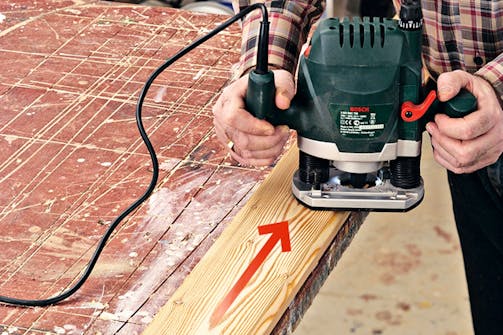 Overfræserens fræseretning: Overfræseren føres MOD uret – rundt om emnet. Overfræserens fræseretning: Overfræseren føres MOD uret – rundt om emnet.